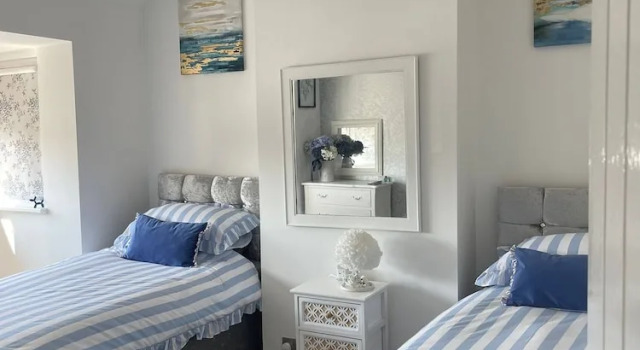 Staysolihull, Large Spacious Corner House,, Book Feriehus Sommerhuse i Solihull, Hytte