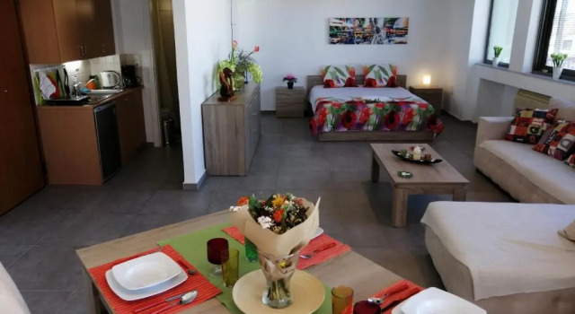 Студия Spacious & Modern Studio Apartment Near the Airport