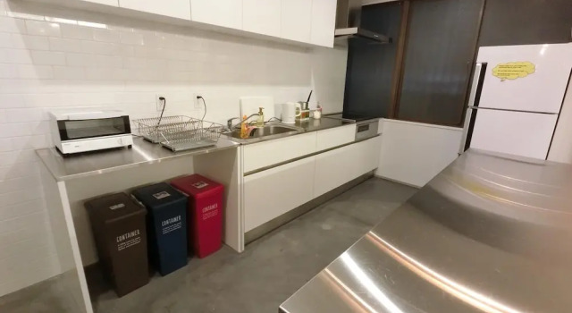 Кровать в общем номере White Hostel Shinsaibashi