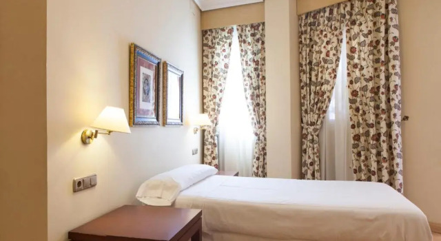 Трёхместный номер Standard Hotel Cervantes
