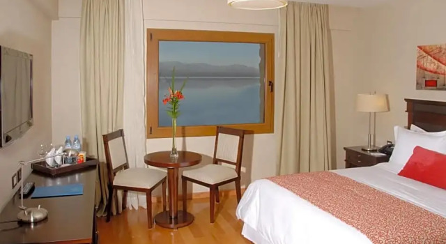 Номер Classic с видом на озеро Alma Del Lago Suites & Spa