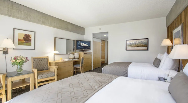 Четырёхместный номер Standard с балконом и с видом на горы Inn at Snowbird