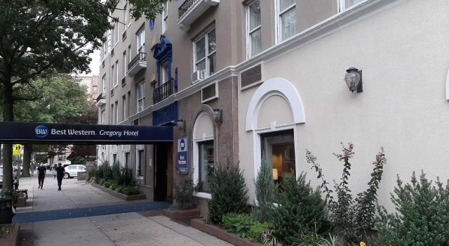 Кровать в общем номере Best Western Gregory Hotel