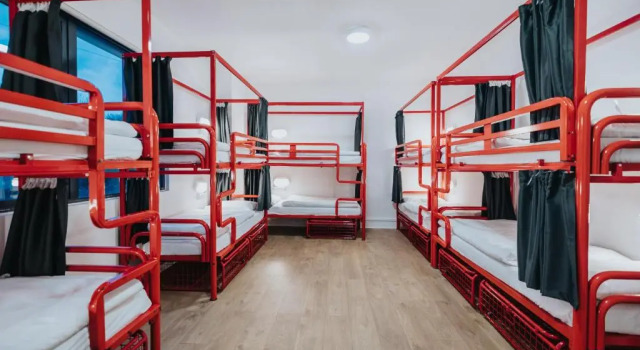 Кровать в общем номере Snoozles Tourist Hostel