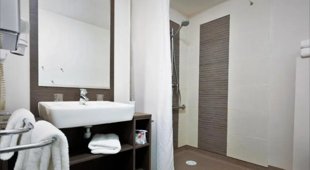 Standardowy trzyosobowy rodzinny pokój 2 sypialnie Forme-Hotel Montpellier