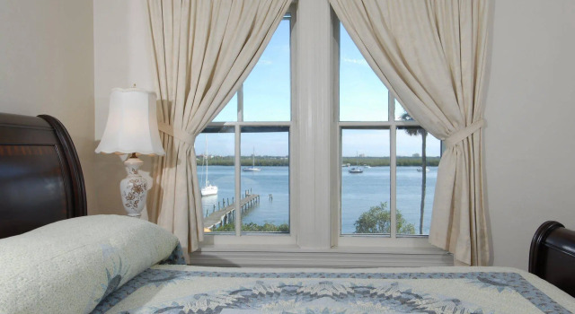 Night Swan Intracoastal B&B, Забронировать Отель «постель и завтрак» Нью-Смирна-Бич Daytona Beach Area, рядом с Исторический квартал Канал-стрит