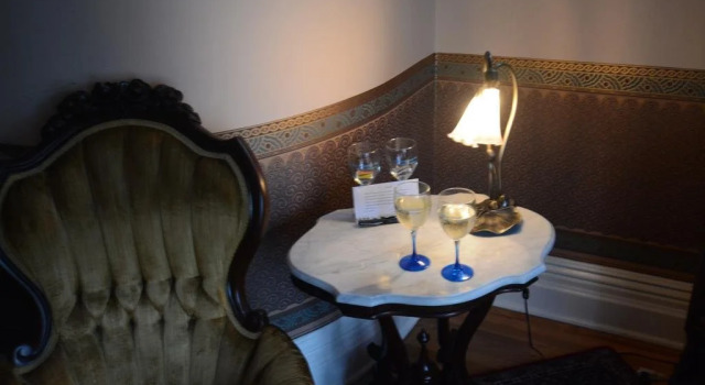 DeLano Mansion Inn, Book Hotel Hoteller i Allegan med parkering, Parkering