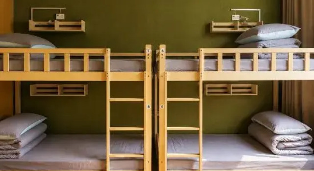 Кровать в общем номере (мужской номер) Yangshuo Edens Social Guesthouse - cozy garden courtyard & fresh craft coffee & night beers & outdoor activities