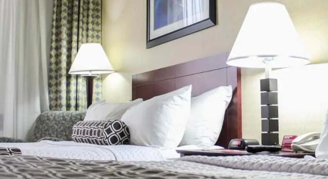 Четырёхместный номер Standard Crowne Plaza Cleveland Airport by IHG