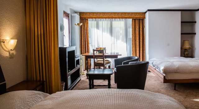 Четырёхместный номер Standard с балконом Hotel Astoria