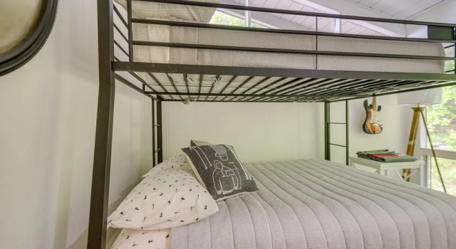 Gilford Vacation Rental w/ Lake Access & Mtn Views, Забронировать Отель Гилфорд Озеро Уиннипесоки, рядом с Горнолыжный курорт Gunstock Mountain