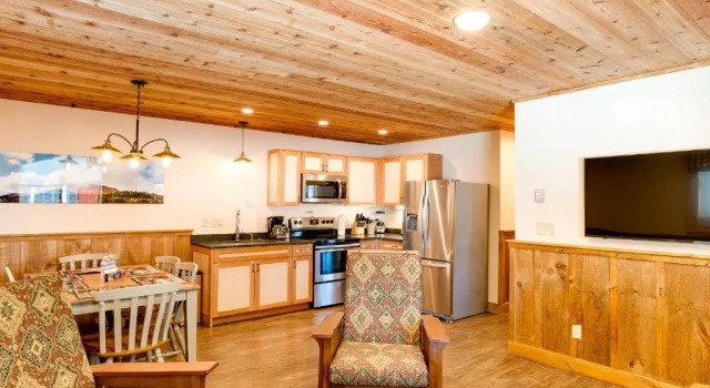 Кровать в общем номере Cobble Mountain Lodge
