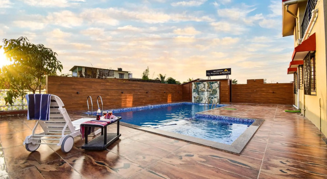 The Majestic Villa by 23 VillaStay - Private Pool & Garden, Varaa Villa Hotellit New Delhi uima-altaalla, Uima-allas