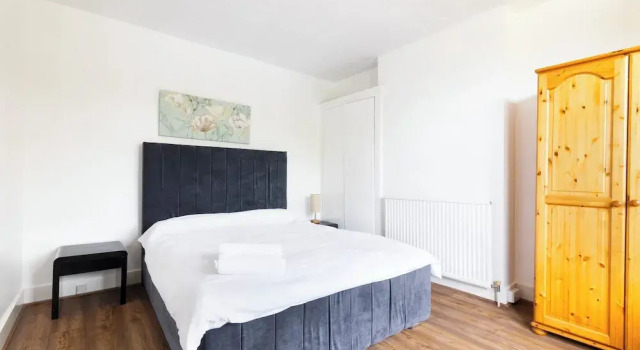 Lux 8Br Thamesfront Villa w/ Yacht & Sauna, Rezervați Vilă Staines Surrey
