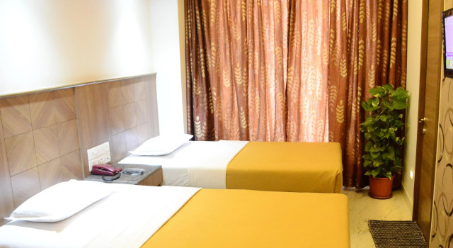 Hotel Saisha, Varaa Hotelli Hotellit New Delhi uima-altaalla, Uima-allas