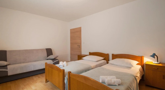 Awesome Home in Dugi Rat With Wifi and 3 Bedrooms, Rezerwuj Hotel Hotele w Split-Dalmatia County z parkingiem, Parking