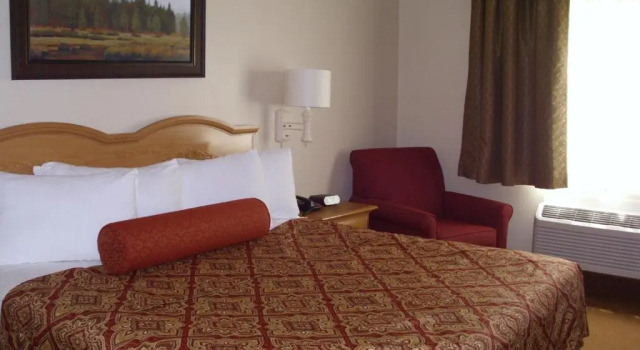 Двухместный номер Deluxe Savanna Inn & Suites