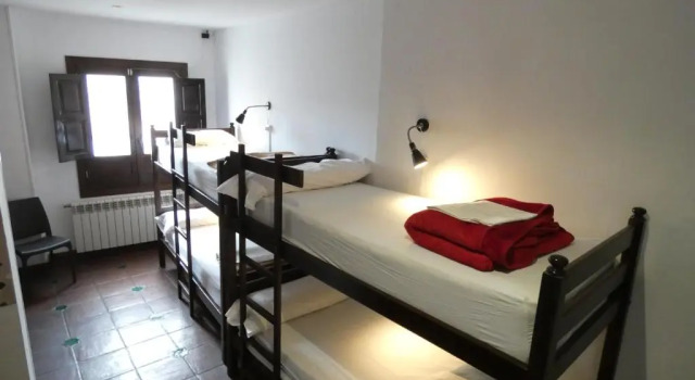 Кровать в общем номере Oasis Backpackers Hostel Granada