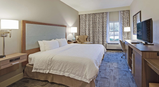 Hampton Inn Myrtle Beach Broadway at the Beach, Забронировать Отель Отели Миртл-Бич с парковкой, рядом с Спортивный центр Миртл-Бич, Парковка