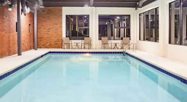 Кровать в общем номере Ramada by Wyndham Alpharetta Atlanta North