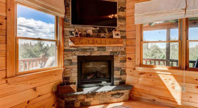 OE Beautiful modern log home on 17 acres private views fire pit Ping Pong AC, Réserver Hôtel Whitefield New Hampshire