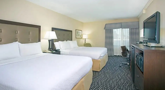 Четырёхместный номер Executive Wyndham Grand Executive Center Little Rock Airport
