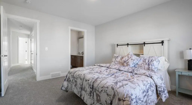 New built 4 bed holiday home, Rezerwuj Hotel Hotele w Calgary Region z parkingiem, Parking