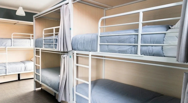 Кровать в общем номере Stoke Beach House