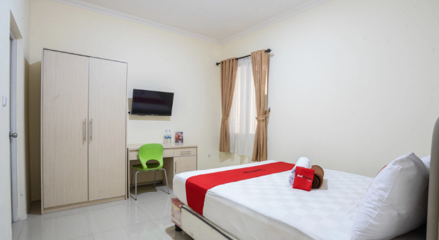 RedDoorz Plus near Siloam Karawaci, Boek Hotel Curug West Java
