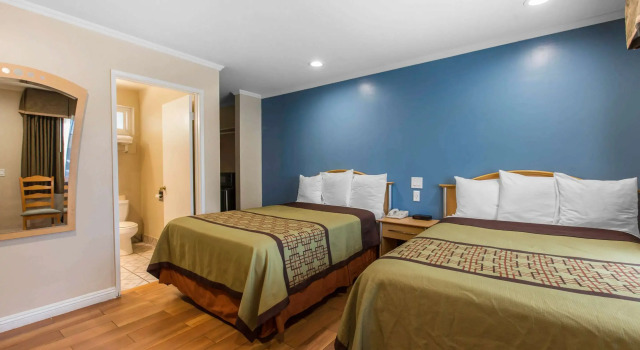 Четырёхместный номер Standard Rodeway Inn Escondido Downtown
