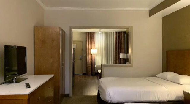 Четырёхместный люкс с видом на бассейн MainStay Suites Orange County John Wayne Airport