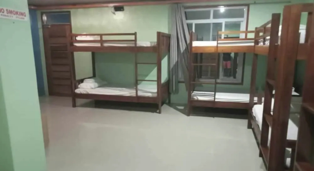 Кровать в общем номере Galucksea Beach Resort