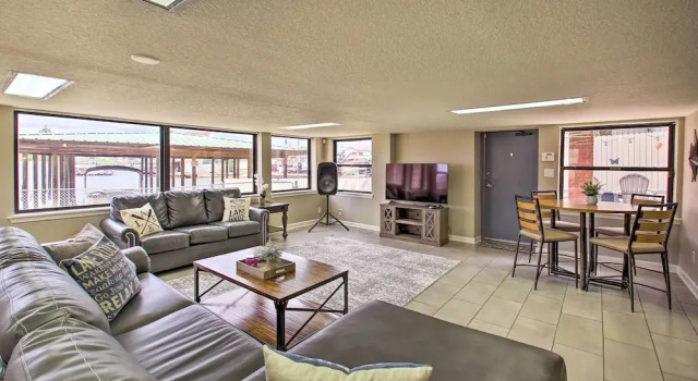 Lakefront Gem w/ Docks in Hot Springs!
