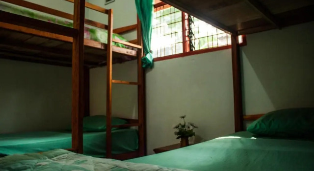 Кровать в общем номере Kuala Namu Guest House