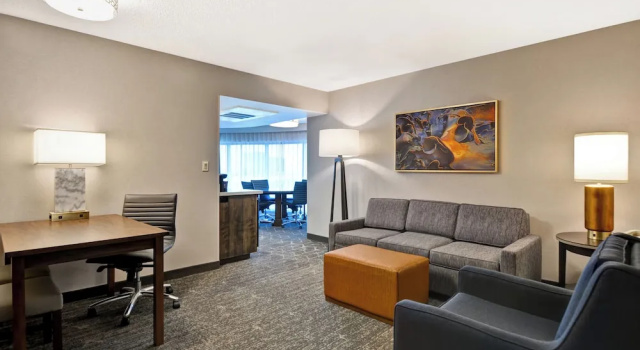 Двухместный люкс для гостей с ограниченными возможностями Corner Embassy Suites by Hilton Minneapolis Airport