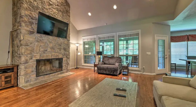 Bentonville Home w/ Pool Table, 2 Mi to Downtown!, Забронировать Дом для отпуска Бентонвилл Northwest Arkansas, рядом с Парк Парк-Спринг