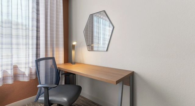 Четырёхместный люкс Holiday Inn Express Hotel & Suites Coralville by IHG