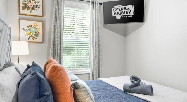 Adam's Downtown Retreat w/ Rooftop Access, Book Feriehus Villaer i Clarksville, Villa