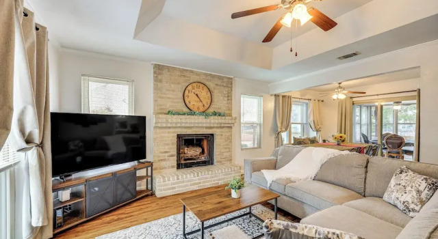 3 Mi to Randolph Afb: Family Home w/ Poker Table!, Book Feriehus Sommerhuse i Bexar County, Hytte