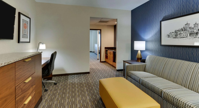 Четырёхместный люкс с 2 комнатами Drury Inn & Suites Lafayette IN
