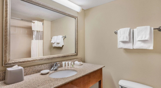 Двухместный номер Executive с видом на окрестности La Quinta by Wyndham Minneapolis-Minnetonka