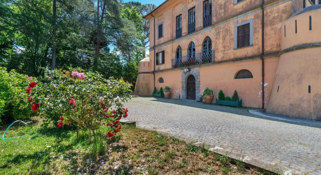 Vintage Castle in Vetralla With Swimming Pool, Book Hotel Vetralla Lake Vico