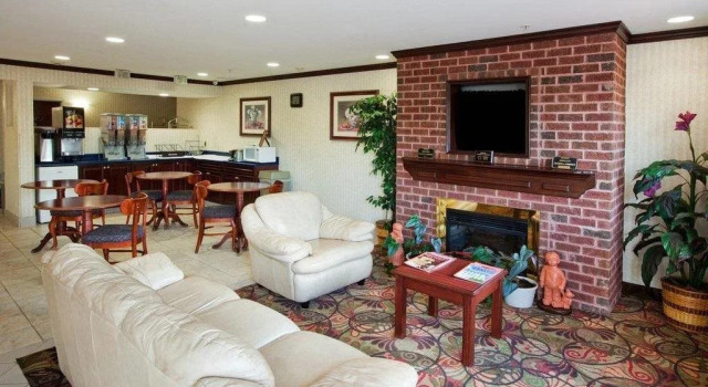 Country Hearth Inn of Knightdale, Забронировать Отель Найтдейл Raleigh-Durham Metropolitan Area