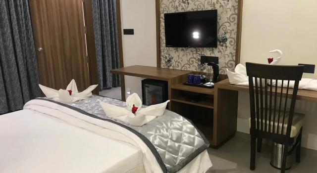 Kyriad Hotel Solapur by OTHPL, Забронировать Отель Отели штата Махараштры 3 звезды, 3*