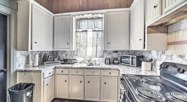Коттедж Cozy Livingston House w/ Fenced Yard + Patio!
