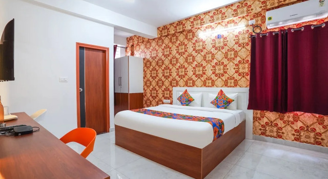 Номер Premium FabHotel Royal Platinum Suites