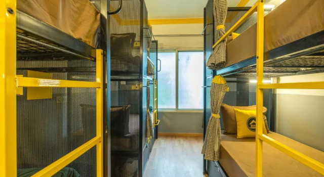 Кровать в общем номере The Hosteller Delhi