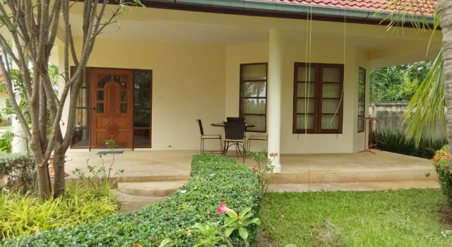 Бунгало Beautiful bungalow with shared outdoor pool and 2 km from the sandy beach