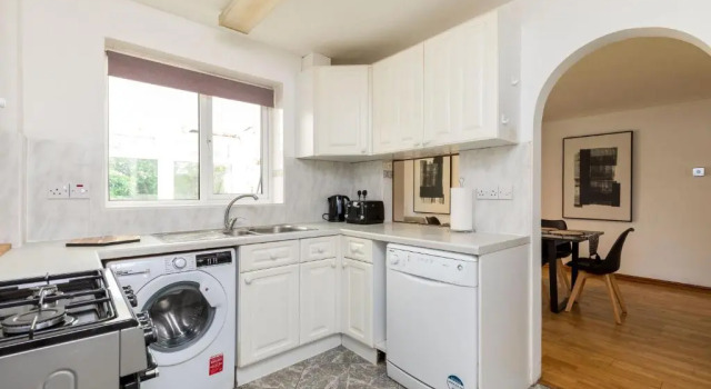 Коттедж Findon House Spacious 3 bedroom, contractor, relocations friendly,10mins from GATWICK Airport, free parking, WIFI, garden, CRAWLEY