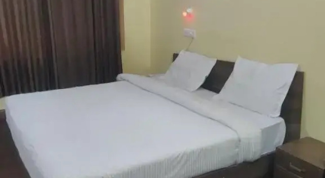 Hotel curios All seasons, Забронировать Отель Сринагар Jammu & Kashmir Ski, рядом с Lal Chowk Ghantaghar